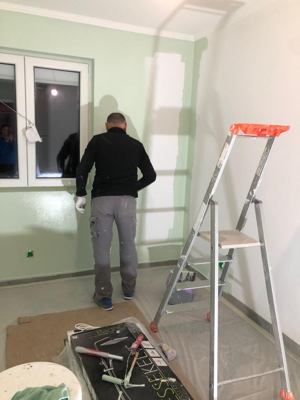 Travaux de peinture sur un mur intérieur